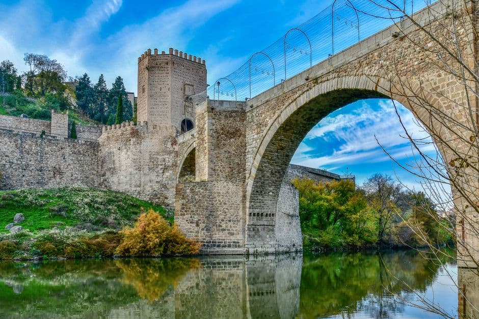 Puente histórico de Toledo bajo cielo azul, en la sala de chat de Pontecesures