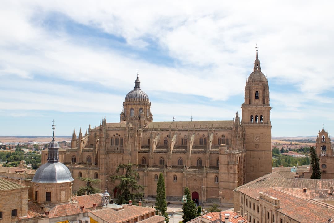 Edificio de concreto marrón bajo cielo azul en la sala de chat de Salamanca