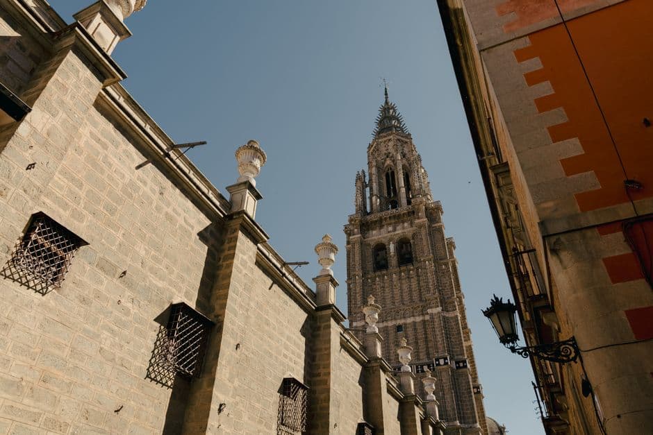 Campanario de la catedral de Toledo bajo el sol, en la sala de chat de Zaldibar