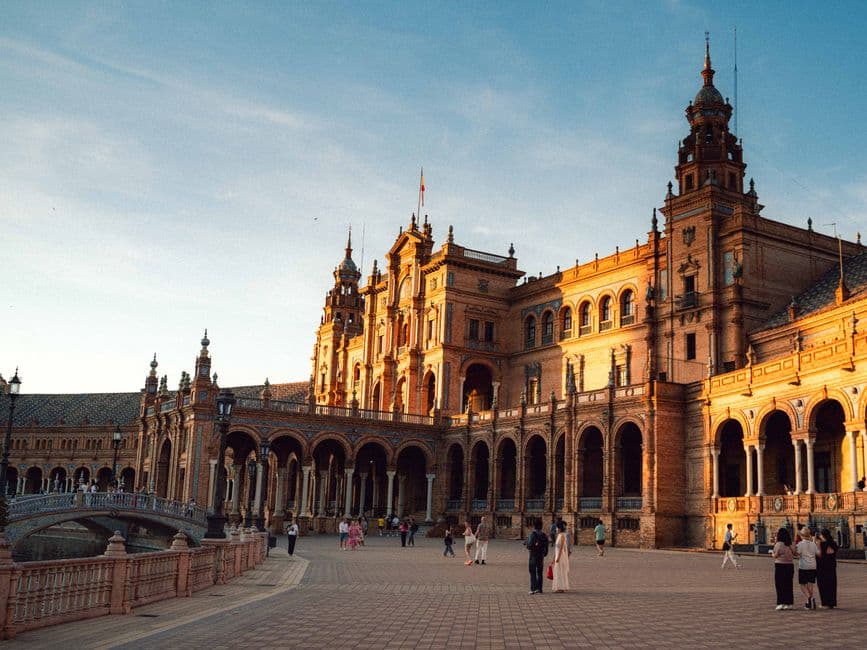 Plaza de España iluminada por la luz dorada del atardecer, en el chat de Badolatosa