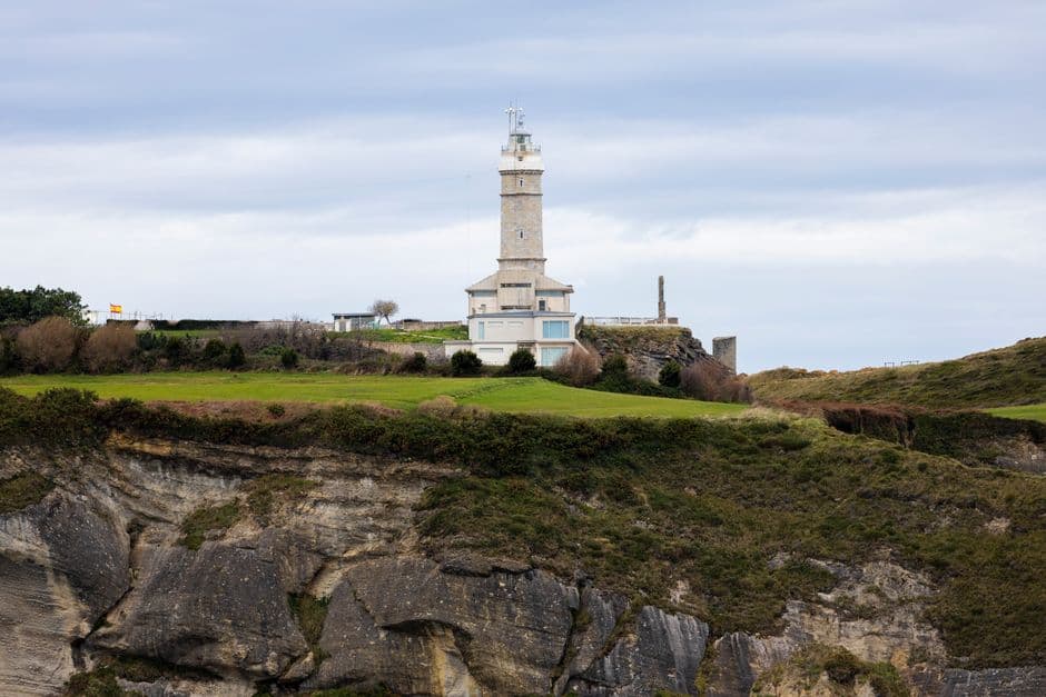 Faro situado en la costa, en el chat de Lousame