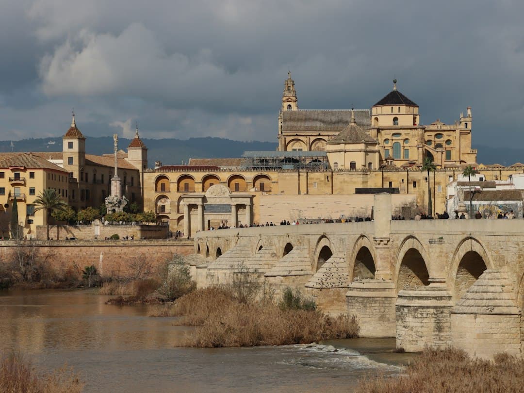 Puente sobre agua con edificio al fondo, en la sala de chat de Villaviciosa de Córdoba
