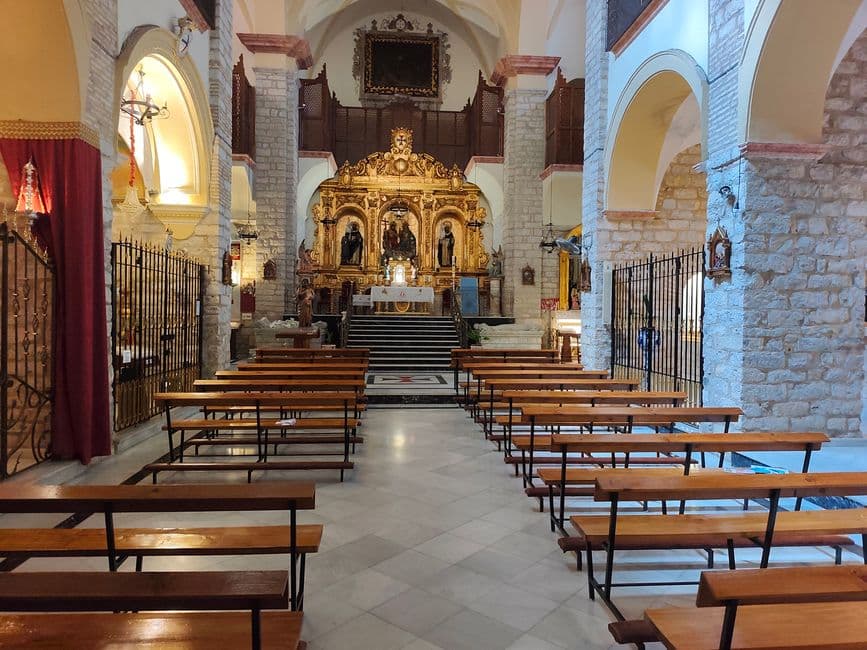Nave central con columnas y bóveda de crucería, en el chat de Fuensanta de Martos