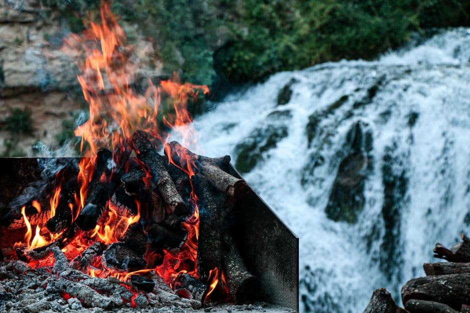 Leña ardiendo en una hoguera de piedra, en la sala de chat de Castellvell del Camp