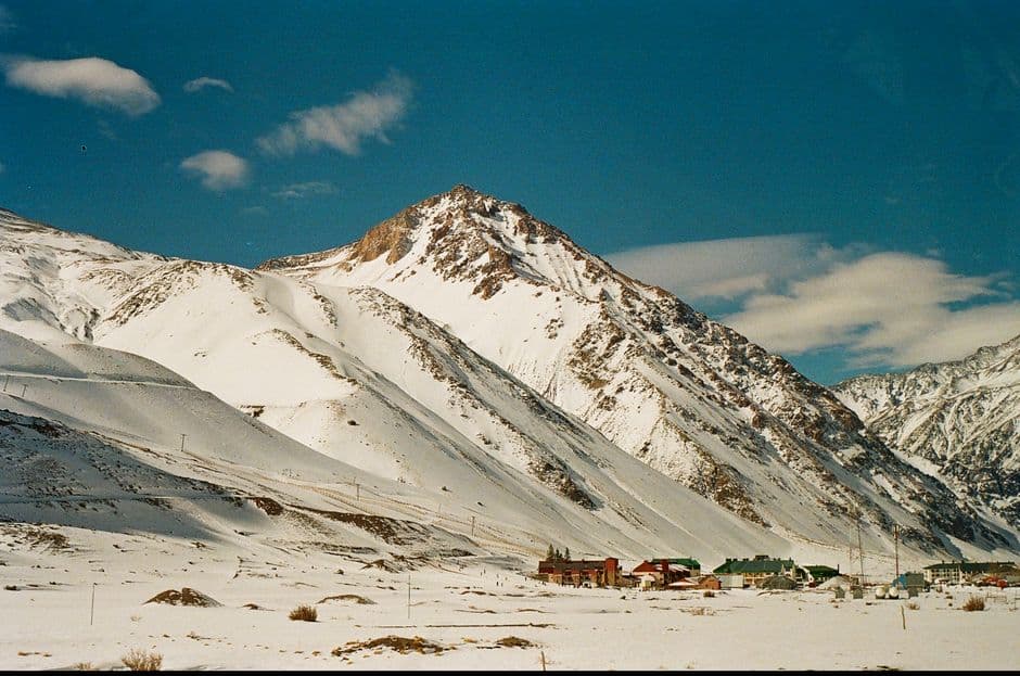 Nieve en las montañas bajo un cielo azul, en el chat de Rawson