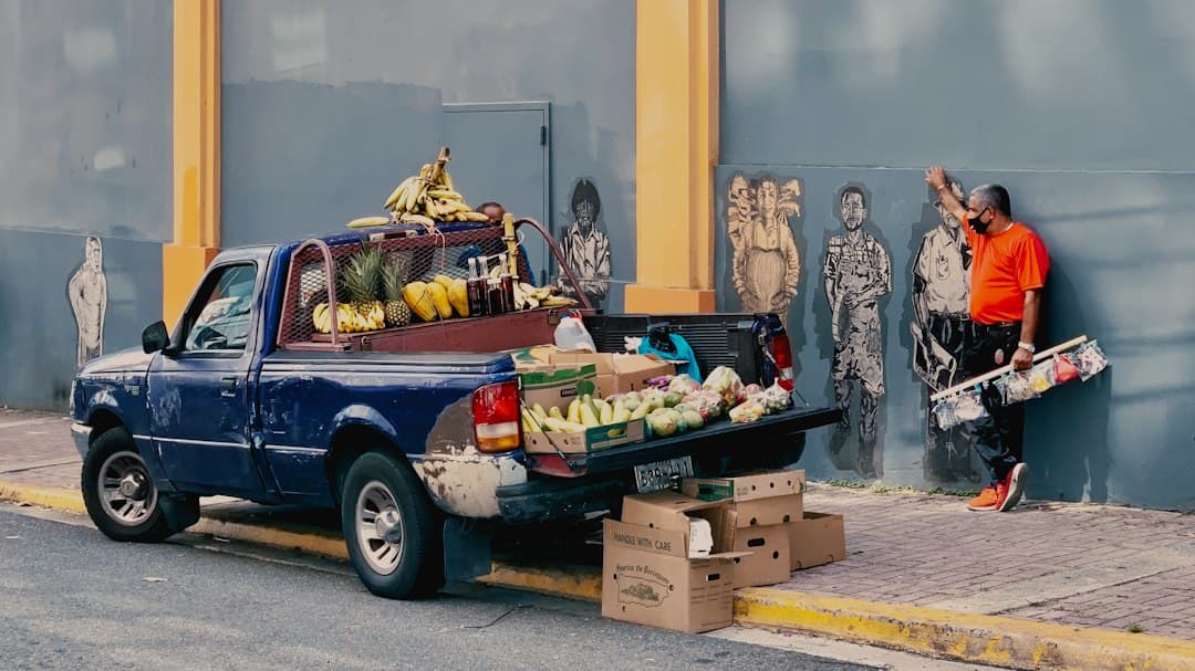 Pick‑up blanco y negro con frutas y verduras, en el chat de Santurce
