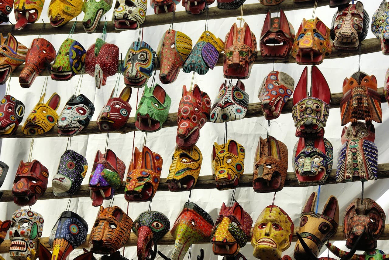 Puestos de mercado con máscaras tradicionales guatemaltecas, en el chat de San Pedro Sacatepéquez