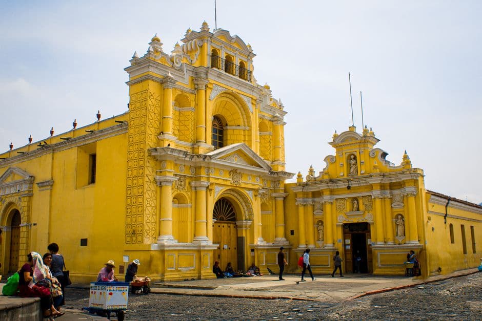 Hospital antiguo guatemalteco, fachada colonial y columnas desgastadas, en la sala de chat de La Democracia
