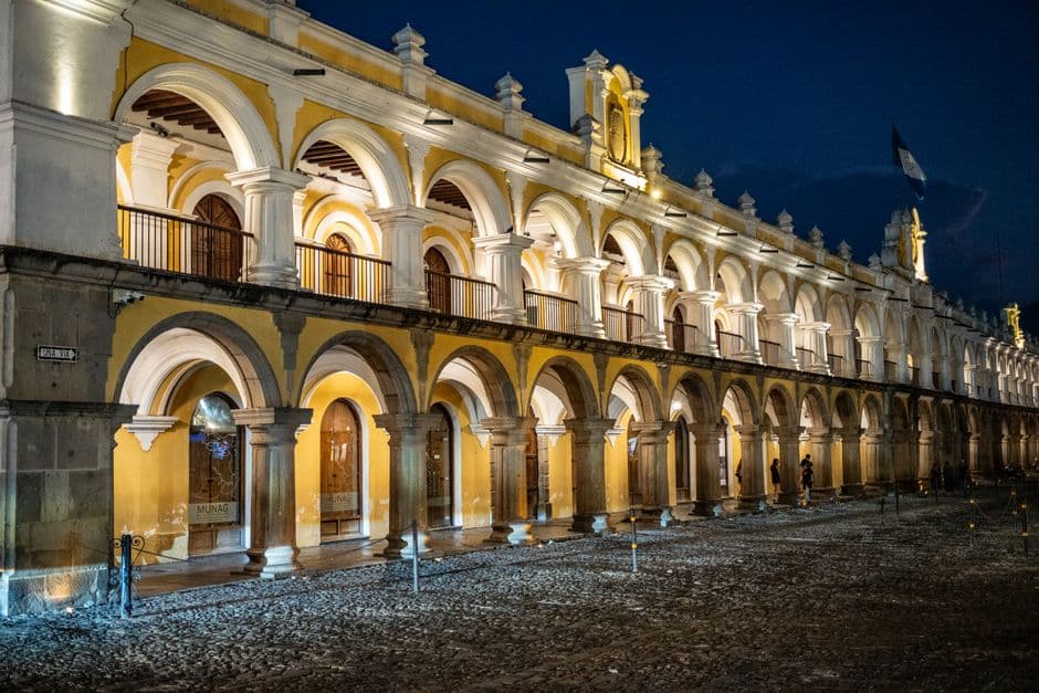 Calle empedrada con casas coloniales y una iglesia, en la sala de chat de Santa Eulalia