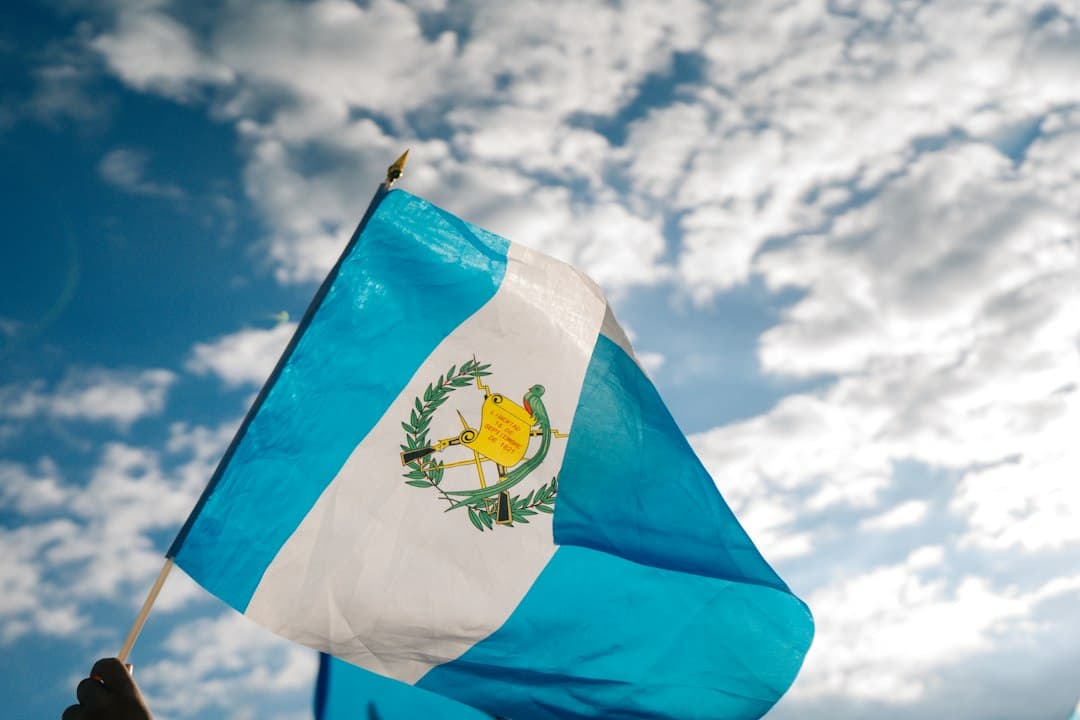 Bandera azul y blanca bajo un cielo soleado con nubes, en el chat de La Libertad