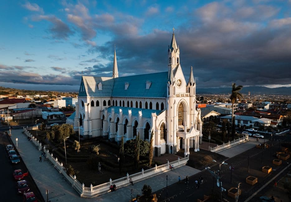 Vista aérea de la iglesia San Rafael, techo rojo, en el chat de San Rafael