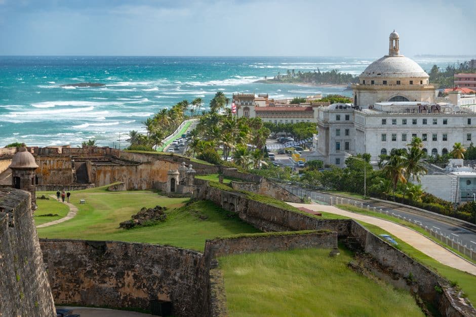 Edificio capitular de Puerto Rico con cúpula y columnas, en la sala de chat de Canóvanas