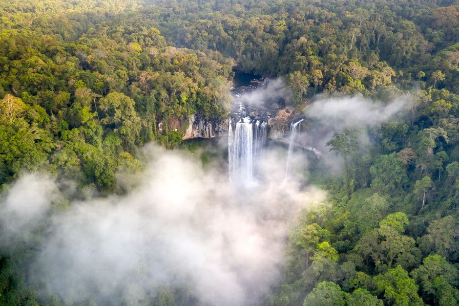 Cascadas rodeadas de árboles verdes, en la sala de chat de Aconibe