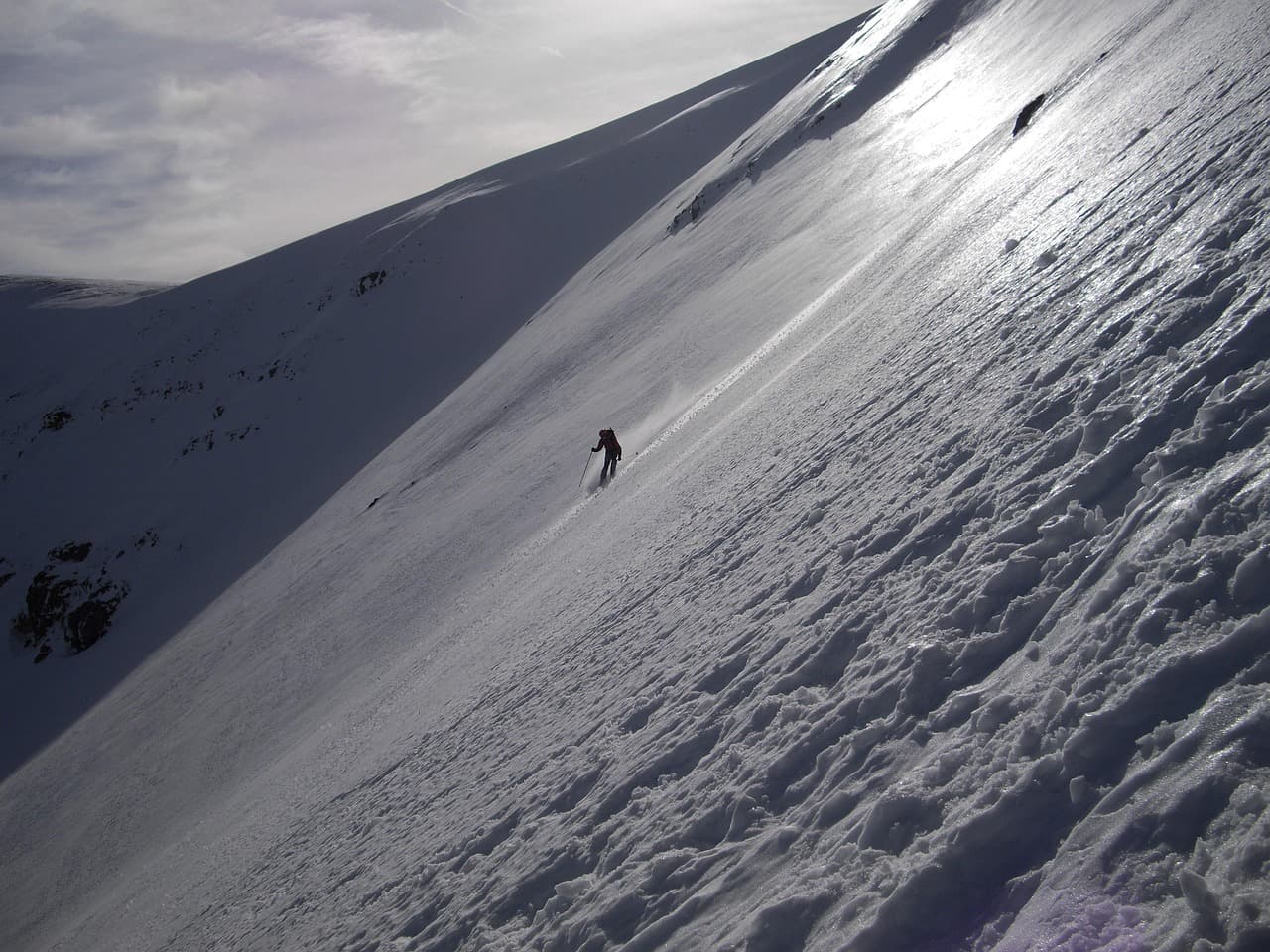 Esquí en nieve del Moncayo bajo cielo gris, en la sala de chat de Pedro Moncayo