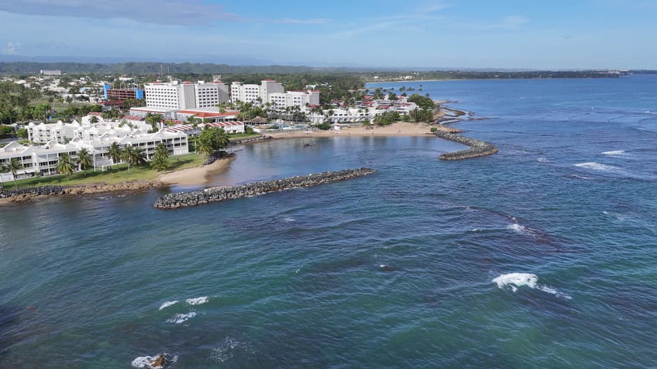 Vista aérea de la costa y la playa, en la sala de chat de Manatí