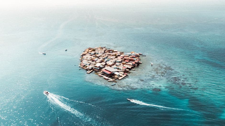 Isla pequeña rodeada de agua azul, vista aérea, en el chat de Bolívar