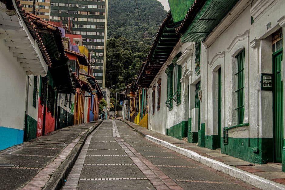 Calle colonial con fachadas de colores, en la sala de chat de La Mesa