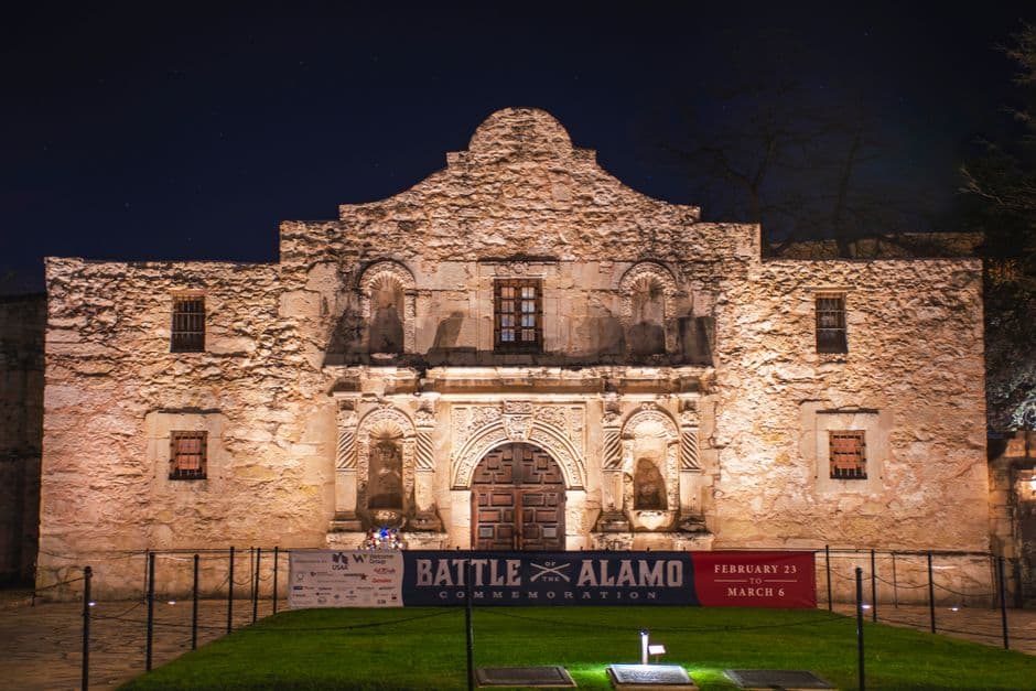 Vista nocturna de la histórica misión del Álamo iluminada, en el chat de San Antonio
