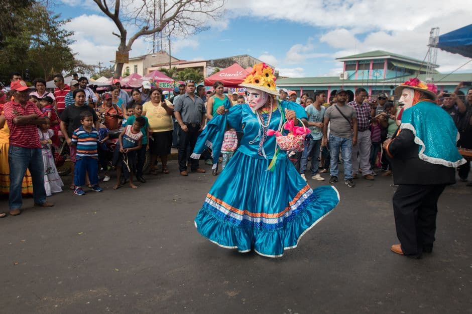 Persona con traje festivo baila en la calle, en la sala de chat de El Jícaro
