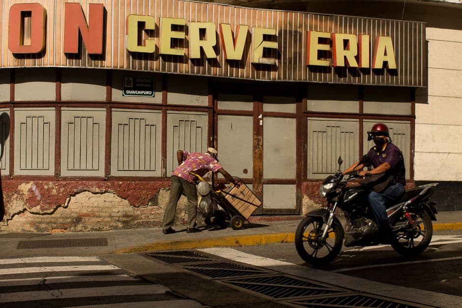 Hombre conduciendo una motocicleta por una carretera, en la sala de chat de Mauroa