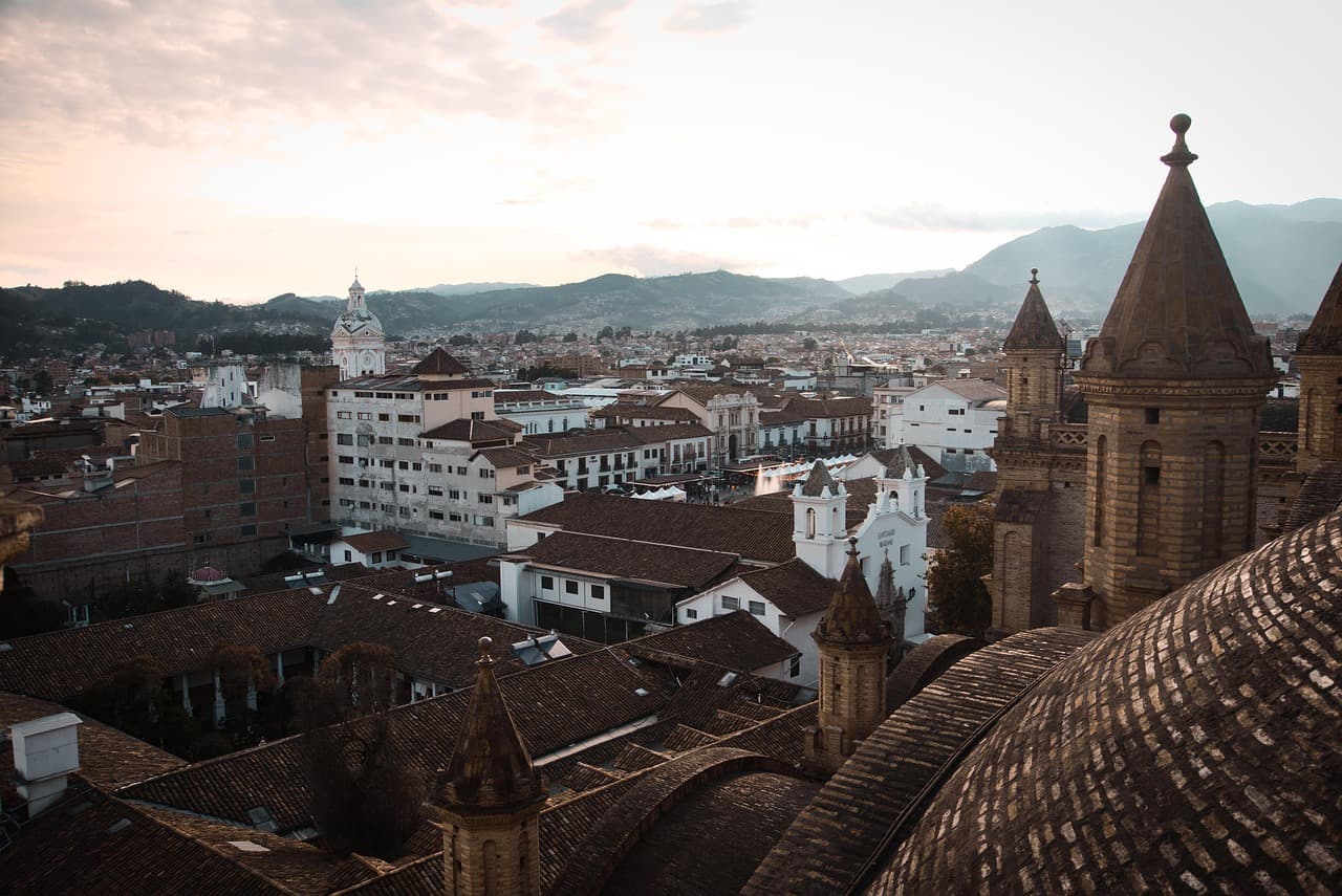 Torre de catedral gótica con campanario y fachada de piedra, en el chat de Nobol