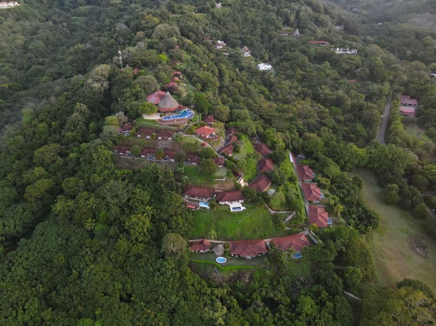 Vista aérea de un resort entre selva tropical, en el chat de Villa Rica