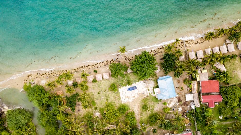 Vista aérea de resort al mar con piscinas y palmeras, en el chat de El Paraíso