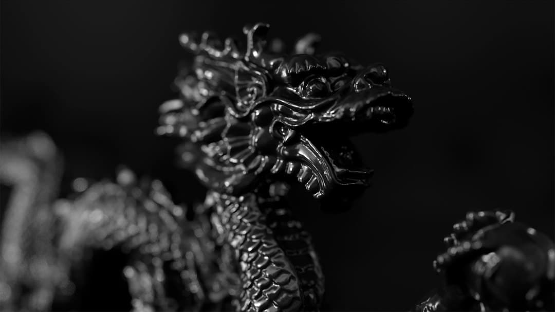 Estatua de dragón en blanco y negro sobre pedestal, en la sala de chat de Oriental