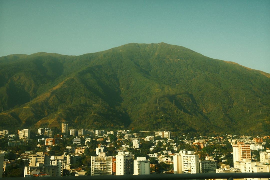 Ciudad con edificios y calles, montañas al fondo, en la sala de chat de Unión