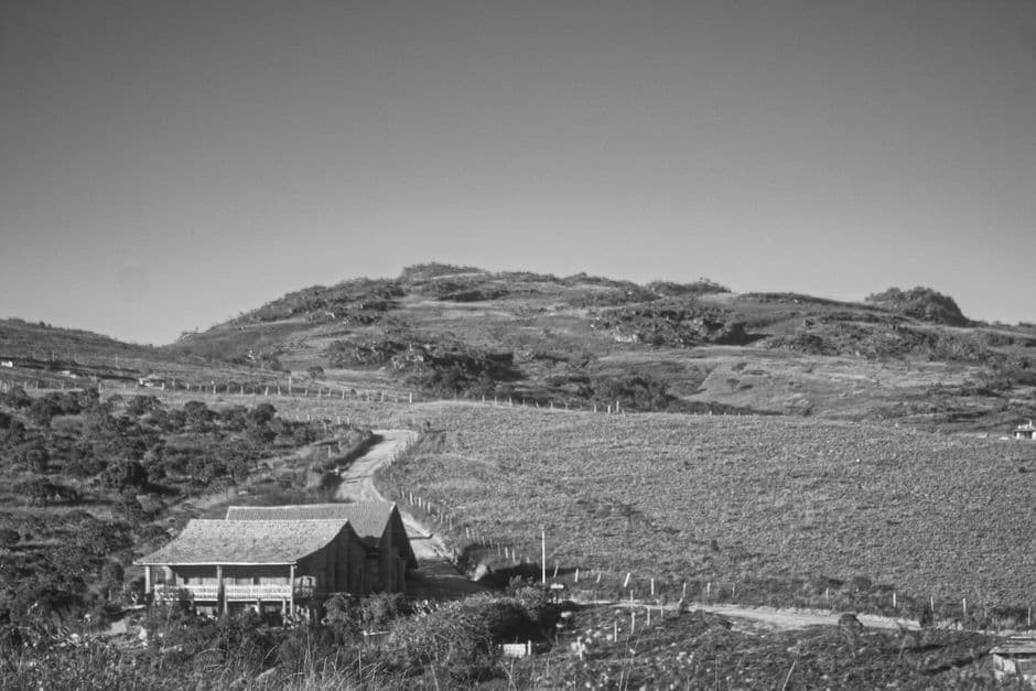 Casa campo y colinas bajo cielo gris, en la sala de chat de Taboão da Serra