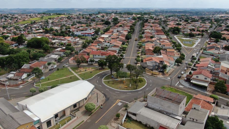 Vista aérea de barrio con calles y casas, en la sala de chat de Capão Redondo