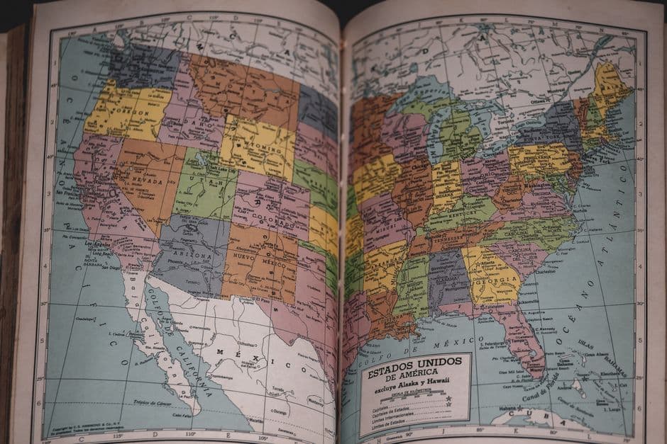 Mapa de Estados Unidos en un libro, en la sala de chat de Orlando