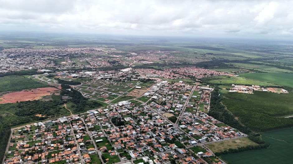 Vista aérea de zona urbana y campos agrícolas, en la sala de chat de Cidade Ademar