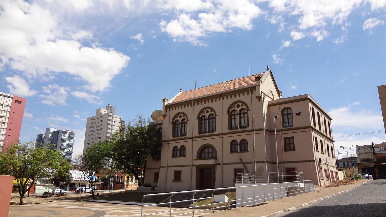 Centro de São Carlos, edificios y árboles bajo cielo azul, en el chat de São Carlos