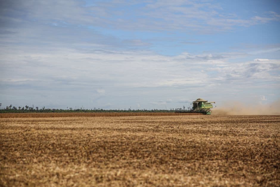 Cosecha de soja con tractor en Brasil, en el chat de Campo Largo