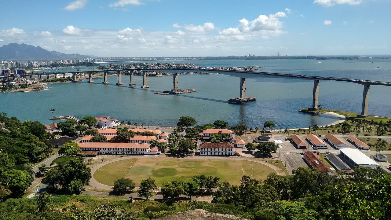 Viaducto de puente sobre el mar, en el chat de Vitória de Santo Antão
