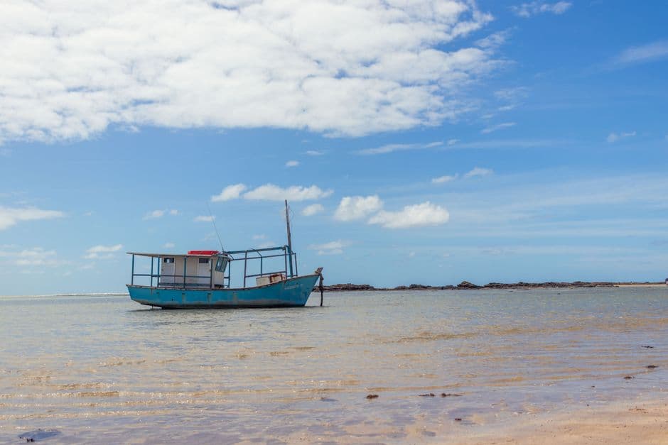 Barco de pesca en la playa del Morro São Paulo, en el chat de São Rafael