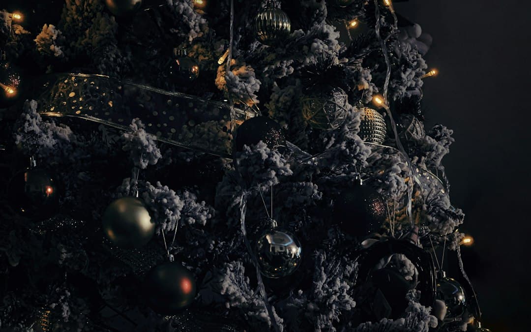 Árbol de Navidad decorado con luces y adornos brillantes, en la sala de chat de Varginha