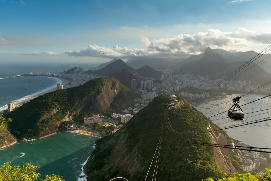 Montañas verdes cubiertas de vegetación bajo un cielo claro, en el chat de Três Lagoas