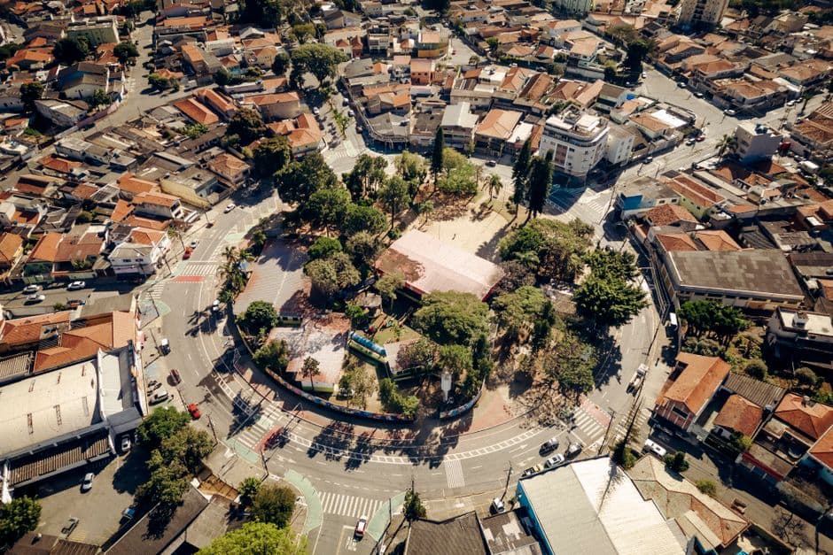 Rotonda urbana vista aérea con calles y árboles, en la sala de chat de Vila Jacuí