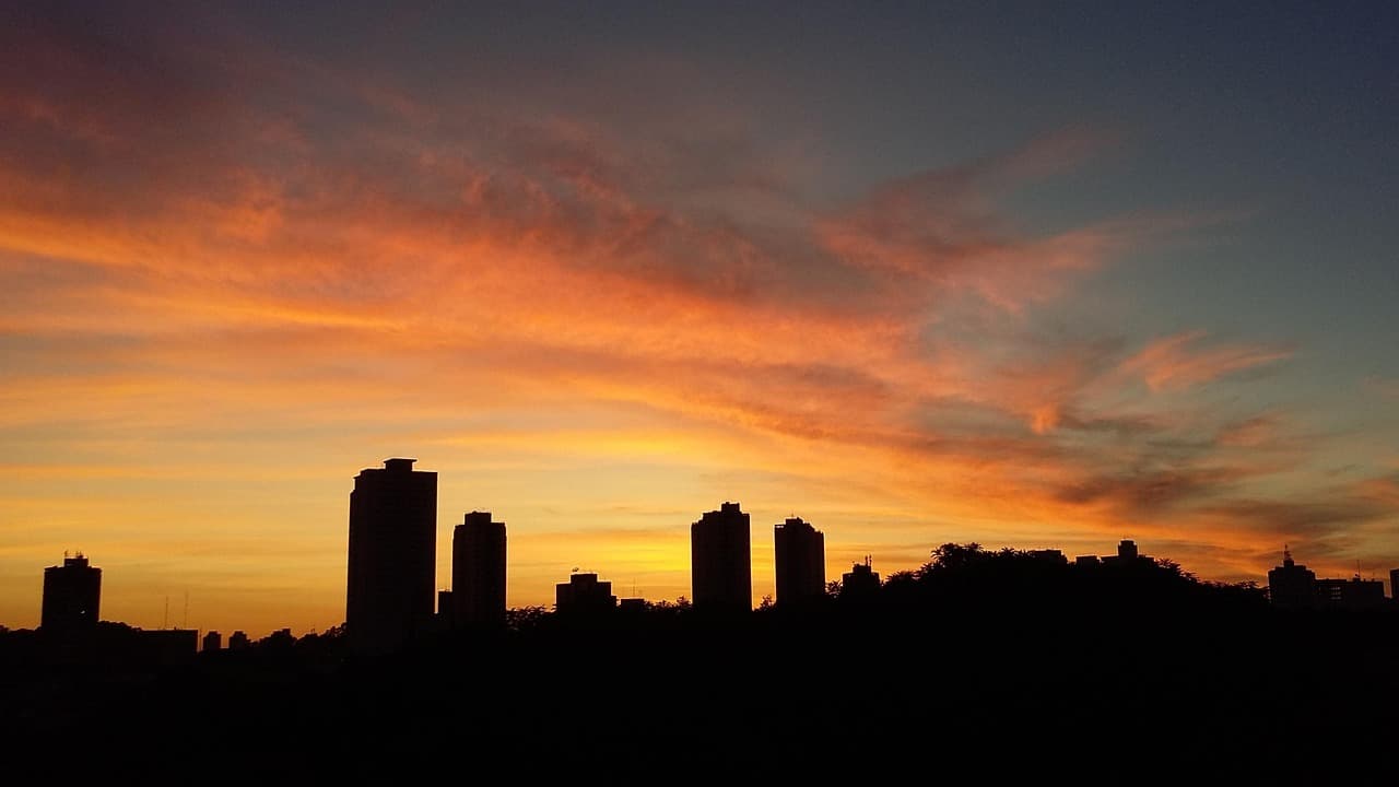 Amanecer sobre São Paulo con rascacielos y cielo rosado, en el chat de São Lucas