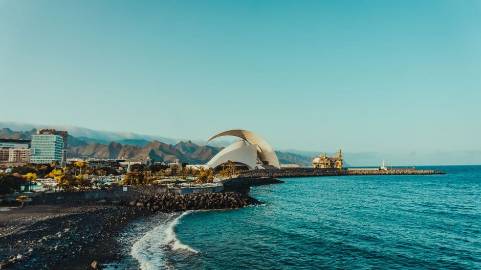Playa y océano frente a un edificio, en el chat de Santa Cruz de Tenerife