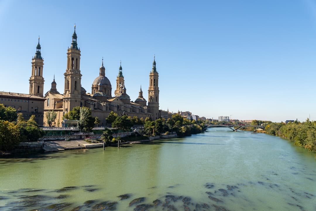 Río que atraviesa una ciudad junto a un edificio alto, en la sala de chat de Aragón