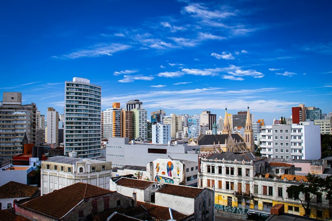 Panorama urbano con rascacielos y calles bajo cielo azul, en la sala de chat de Ji-Paraná