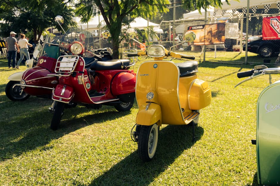 Exposición de motos antiguas en un evento al aire libre, en el chat de Vespasiano