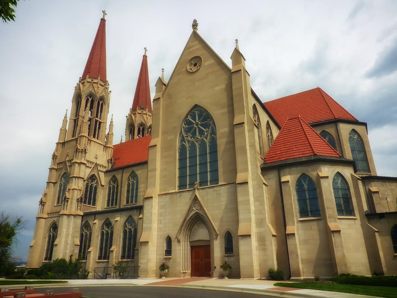 Catedral de Santa Helena, fachada neogótica y torres, en la sala de chat de Jardim Helena