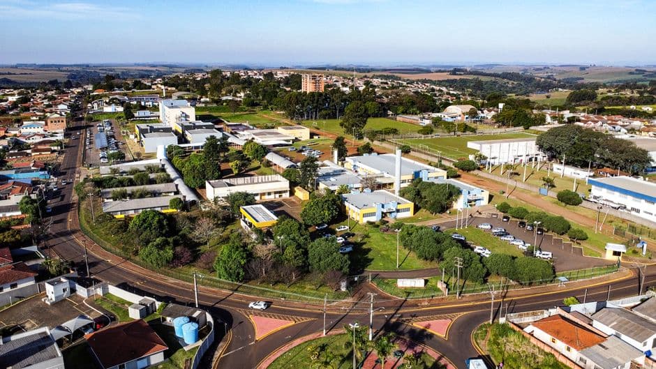Vista aérea del campus con edificios y áreas verdes, en la sala de chat de Apucarana