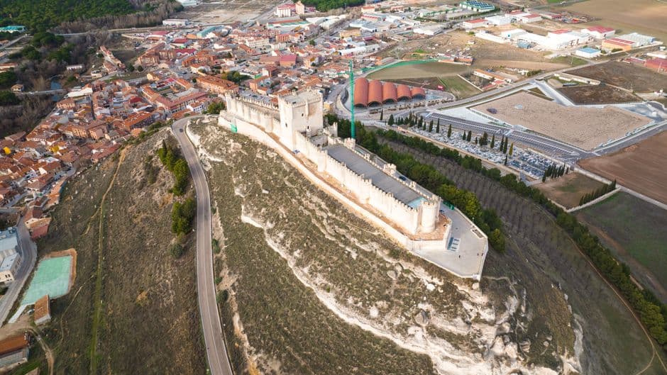 Vista aérea del Castillo de Penafiel, campos y torres, en el chat de Castilla y León