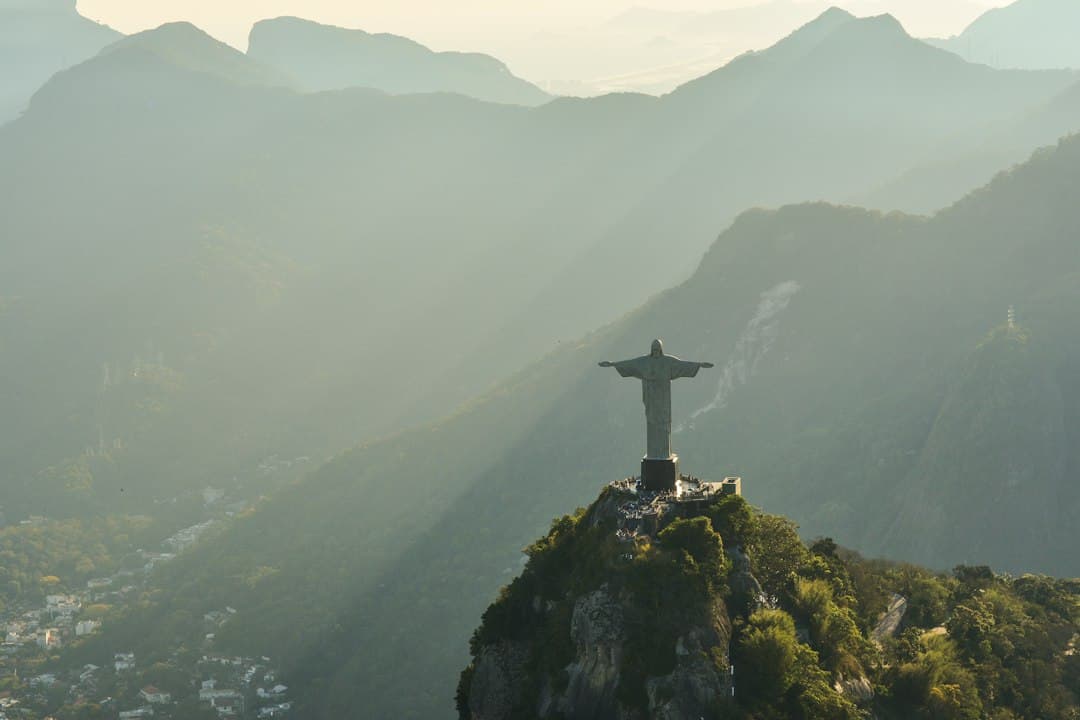 Estatua del Cristo Redentor sobre el cerro de Corcovado, vista panorámica, en el chat de Saúde