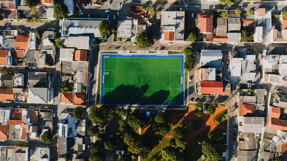 Campo de fútbol entre casas unifamiliares con jardín, en la sala de chat de Vila Medeiros
